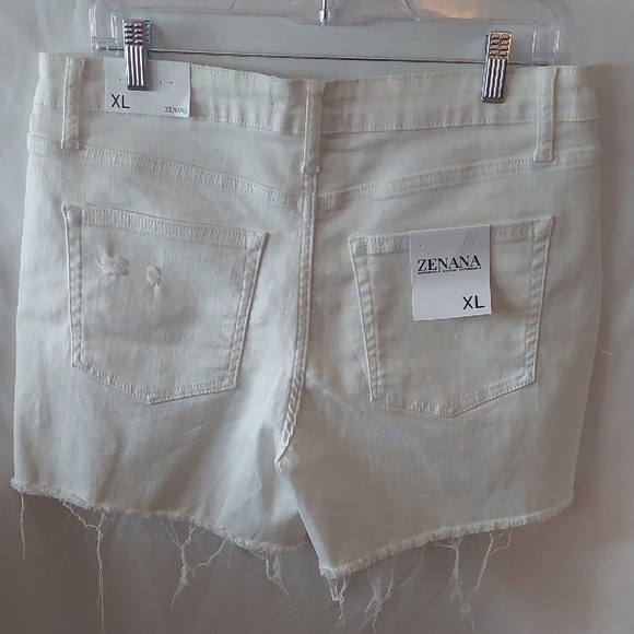 Zenana Outfitters Women's Off-White Jean Shorts - Picture 4 of 4